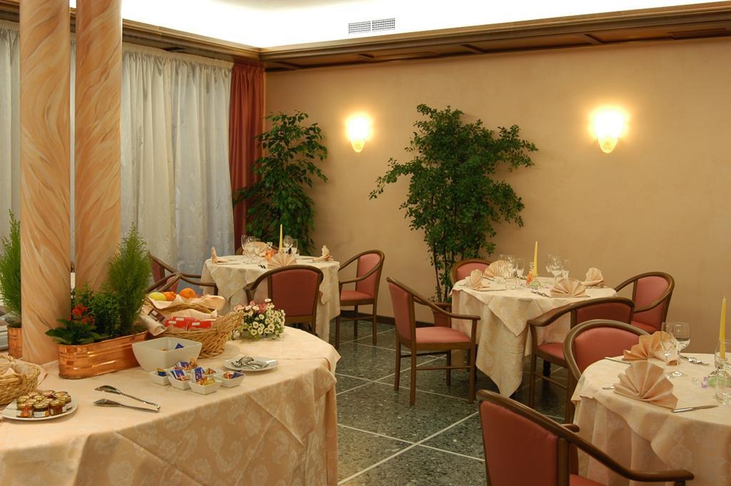 Albergo Ristorante Flora Vittorio Veneto Extérieur photo